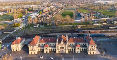 Railway station building in Pecs, hungary-stock-foto