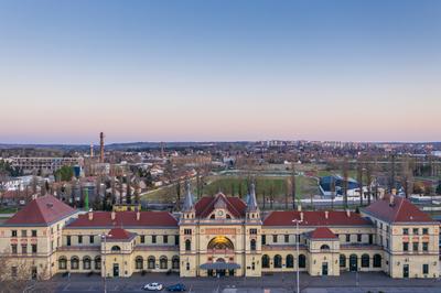 Railway station building in Pecs, hungary-stock-foto