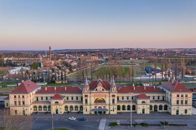 Railway station building in Pecs, hungary-stock-foto