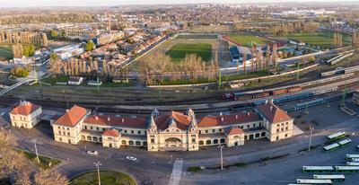 Railway station building in Pecs, hungary-stock-foto