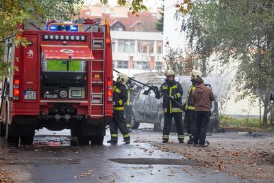 KAPOSVAR, HUNGARY - OCT 30: Firefighters help burning car on Ott.30, 2017 on  Kaposvar, Hungary.-stock-foto