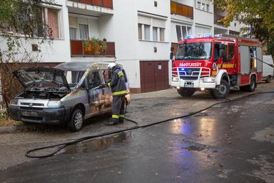 KAPOSVAR, HUNGARY - OCT 30: Firefighters help burning car on Ott.30, 2017 on  Kaposvar, Hungary.-stock-foto