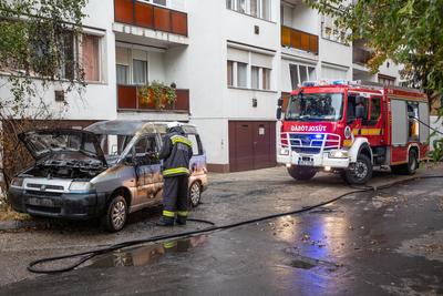 KAPOSVAR, HUNGARY - OCT 30: Firefighters help burning car on Ott.30, 2017 on  Kaposvar, Hungary.-stock-foto
