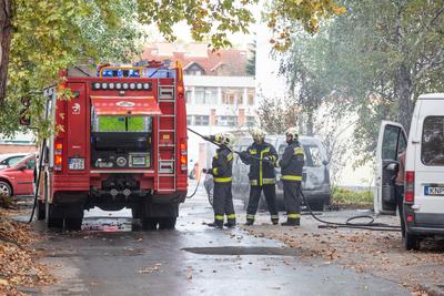 KAPOSVAR, HUNGARY - OCT 30: Firefighters help burning car on Ott.30, 2017 on  Kaposvar, Hungary.-stock-foto