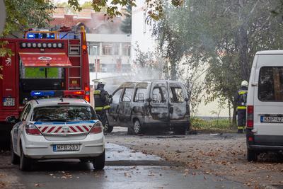 KAPOSVAR, HUNGARY - OCT 30: Firefighters help burning car on Ott.30, 2017 on  Kaposvar, Hungary.-stock-foto