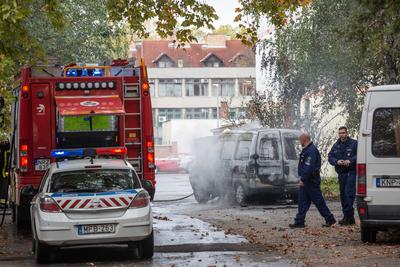KAPOSVAR, HUNGARY - OCT 30: Firefighters help burning car on Ott.30, 2017 on  Kaposvar, Hungary.-stock-foto