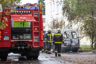KAPOSVAR, HUNGARY - OCT 30: Firefighters help burning car on Ott.30, 2017 on  Kaposvar, Hungary.-stock-foto