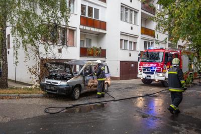 KAPOSVAR, HUNGARY - OCT 30: Firefighters help burning car on Ott.30, 2017 on  Kaposvar, Hungary.-stock-foto