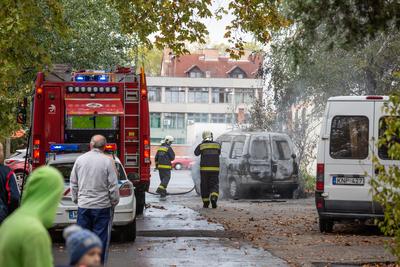 KAPOSVAR, HUNGARY - OCT 30: Firefighters help burning car on Ott.30, 2017 on  Kaposvar, Hungary.-stock-foto
