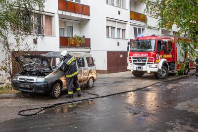 KAPOSVAR, HUNGARY - OCT 30: Firefighters help burning car on Ott.30, 2017 on  Kaposvar, Hungary.-stock-foto