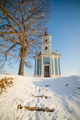 Small chapel in Hungary at winter-stock-foto