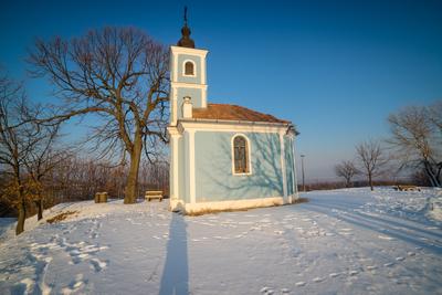 Small chapel in Hungary at winter-stock-foto