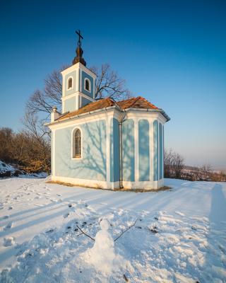Small chapel in Hungary at winter-stock-foto