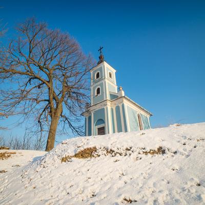 Small chapel in Hungary at winter-stock-foto