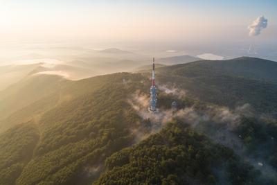 TV tower in Matra, hungary-stock-foto