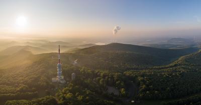 TV tower in Matra, hungary-stock-foto