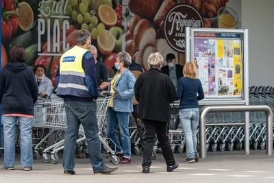 PECS - MAY 27 : Old people go to shopping on the street  on 27 May 2020 in Pecs, Hungary. During coronavirus pandemic, everybody have to waering face mask-stock-foto
