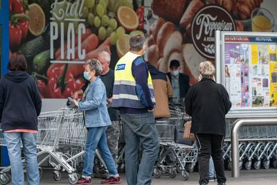 PECS - MAY 27 : Old people go to shopping on the street  on 27 May 2020 in Pecs, Hungary. During coronavirus pandemic, everybody have to waering face mask-stock-foto