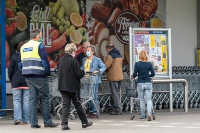 PECS - MAY 27 : Old people go to shopping on the street  on 27 May 2020 in Pecs, Hungary. During coronavirus pandemic, everybody have to waering face mask-stock-foto