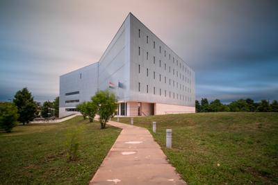Modern office building wall made of steel and glass with cloudy sky-stock-foto