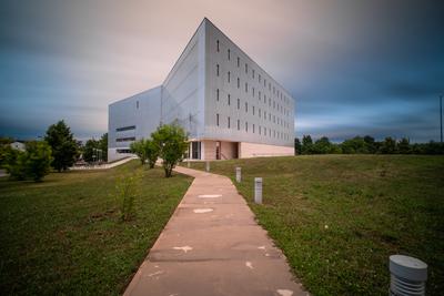 Modern office building wall made of steel and glass with cloudy sky-stock-foto