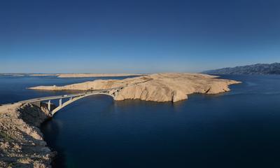 Panorama of croatian "Paski most" bridge connecting mainland with island Pag in Dalmatia-stock-foto
