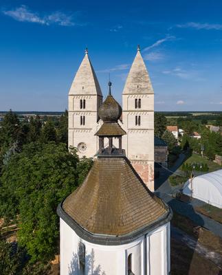 Drone photo of Jak's Romanesque abbey church, Hungary-stock-foto