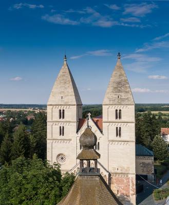 Drone photo of Jak's Romanesque abbey church, Hungary-stock-foto