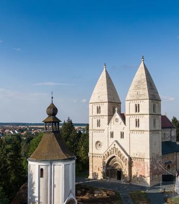 Drone photo of Jak's Romanesque abbey church, Hungary-stock-foto