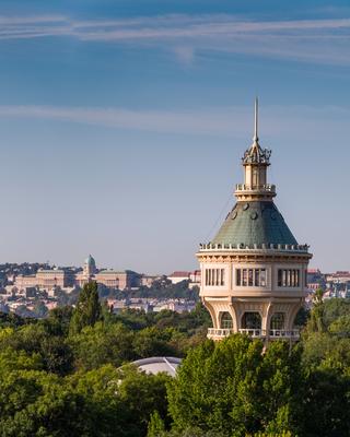 Water tower in Margaret Island in Budapest with panorama-stock-foto