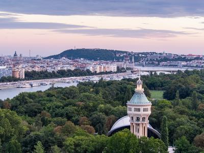 Water tower in Margaret Island in Budapest with panorama-stock-foto