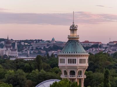 Water tower in Margaret Island in Budapest with panorama-stock-foto
