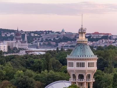 Water tower in Margaret Island in Budapest with panorama-stock-foto