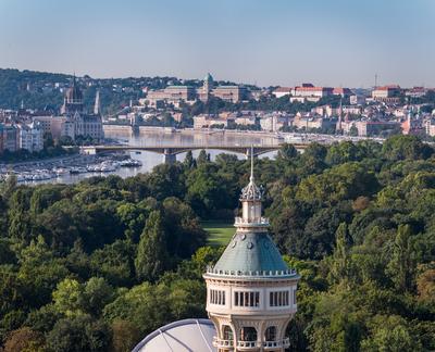 Water tower in Margaret Island in Budapest with panorama-stock-foto
