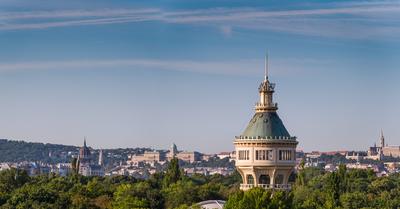 Water tower in Margaret Island in Budapest with panorama-stock-foto