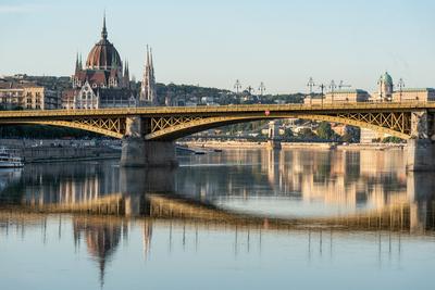 Beautiful Hungarian parliament in budapest, Hungary-stock-foto
