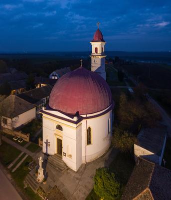 drone photo of church in palkonya at night-stock-foto