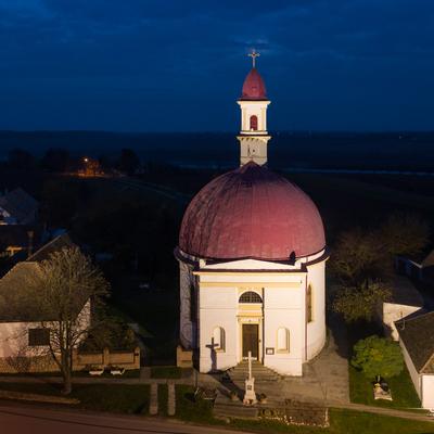 drone photo of church in palkonya at night-stock-foto