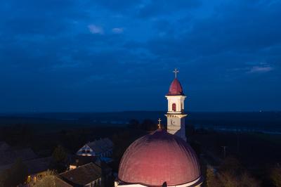 drone photo of church in palkonya at night-stock-foto