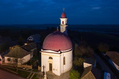 drone photo of church in palkonya at night-stock-foto