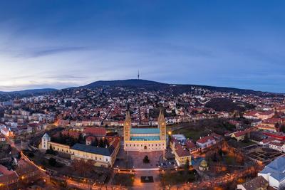 aerial view of Cathedral in Pecs at night-stock-foto