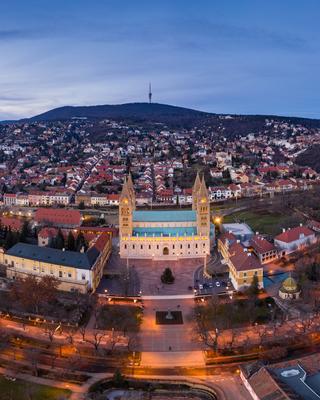 aerial view of Cathedral in Pecs at night-stock-foto