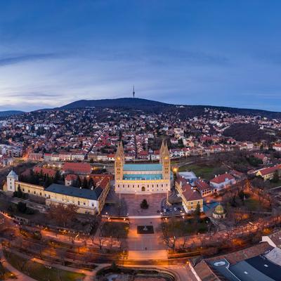 aerial view of Cathedral in Pecs at night-stock-foto