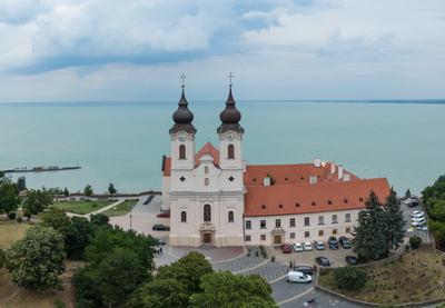 Aerial photo shows the historical Benedictine monastery of Tihany-stock-foto