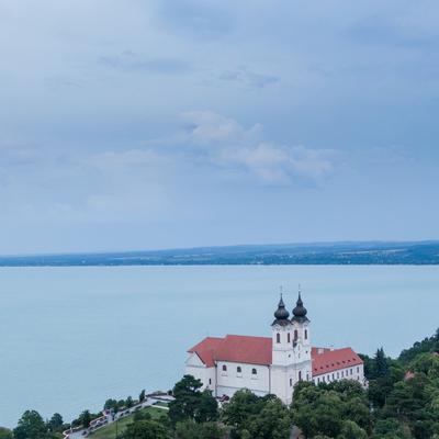 Aerial photo shows the historical Benedictine monastery of Tihany-stock-foto