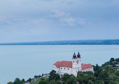 Aerial photo shows the historical Benedictine monastery of Tihany-stock-foto