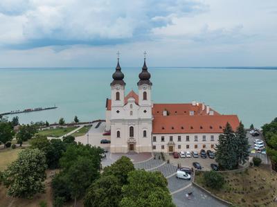 Aerial photo shows the historical Benedictine monastery of Tihany-stock-foto