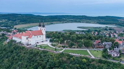 Aerial photo shows the historical Benedictine monastery of Tihany-stock-foto