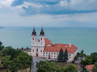 Aerial photo shows the historical Benedictine monastery of Tihany-stock-foto