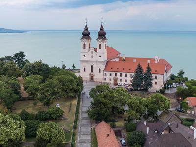 Aerial photo shows the historical Benedictine monastery of Tihany-stock-foto